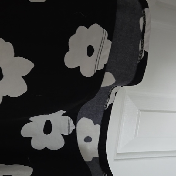 Black and White Floral Long Sleeve NORA Top- LulaRoe- Large - Picture 6 of 9